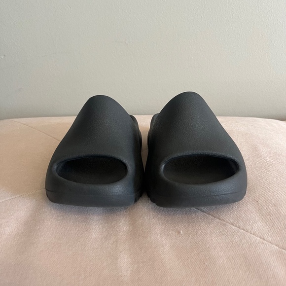 Kids Black Yeezys Size 9K Guaranteed Authenticity - Picture 1 of 10